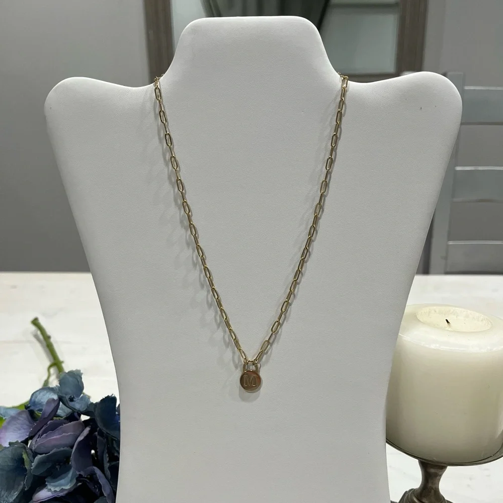 Gold tone paper clip necklace with M‎ charm